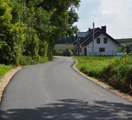 droga w Trątnowicach z widokiem na dom